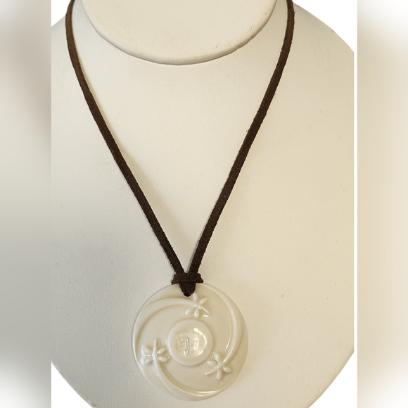 Vintage White Ceramic Porcelain Asian Style Pendant on Leather Band Necklace - Picture 1 of 2